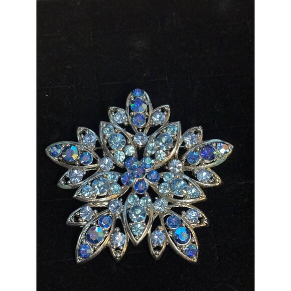 Vintage Rhinestone Snowflake Brooch Pin - Picture 3 of 8